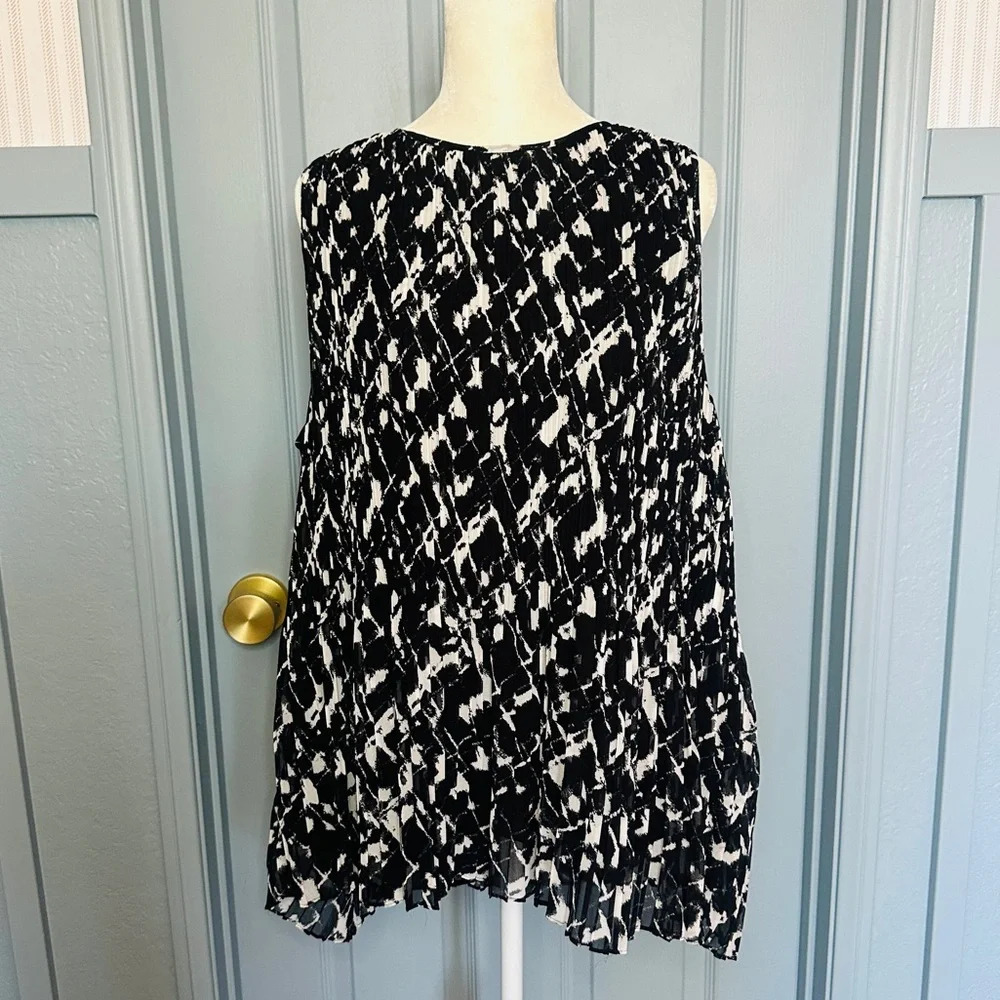 NEW Halogen Women’s XXL Black and White Pleated Tank Top Blouse